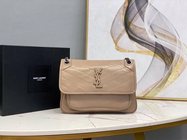 中号 Y家 爆款 Saint Laurent Niki 邮差包-顶级意大利双色烤焦油牛皮搭配复古五金 纹理和光泽度都很别致 五金更是特别 五金logo表面用牛皮