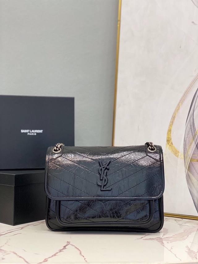 中号 Y家 爆款 Saint Laurent Niki 邮差包-顶级意大利双色烤焦油牛皮搭配复古五金 纹理和光泽度都很别致 五金更是特别 五金logo表面用牛皮