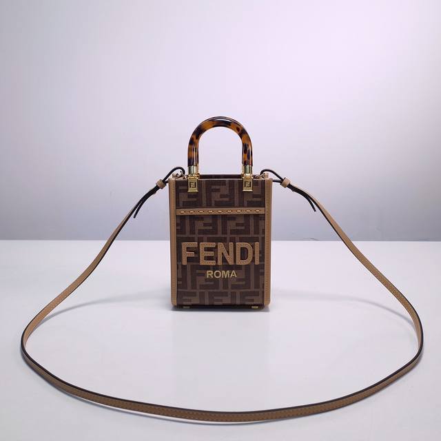 Fendi芬迪 新品 Sunshine棕色迷你手提袋 浅棕色皮革fendi Roma 字样 配硬质有机玻璃玳瑁壳效果提手 配备带衬里内部隔层 点缀同色系皮革饰边