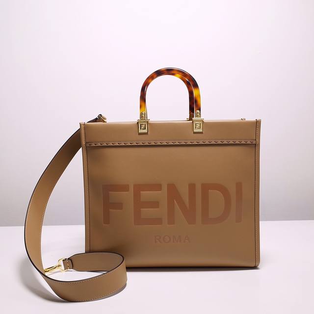 Fendi芬迪 新品 Sunshine蜜糖色皮革手提袋 饰有烫印fendi Roma字样和硬质玳瑁效果有机玻璃提手 设有宽敞的带衬里内部隔层 同色系皮革边缘和金