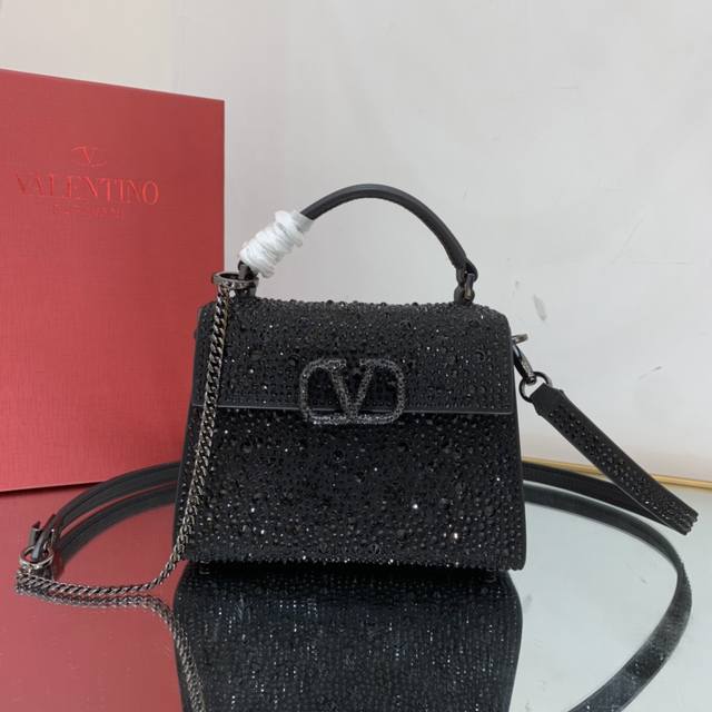 V家 新品 Vsling 小号仿水晶装饰小牛皮手提包 通体装饰仿水晶 以及vlogo Signature 配可延长的肩带 可斜挎 提手设计便于手提 配件采用金属