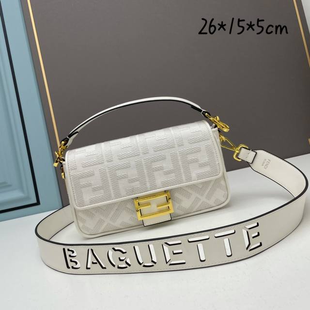 Fendi 火爆经典baguette 原材料采用帆布高级工艺打造 整只包双ff立体刺绣质感无敌 配有可拆卸和baguette字样肩带 宽肩带设计和翻盖实用性也强