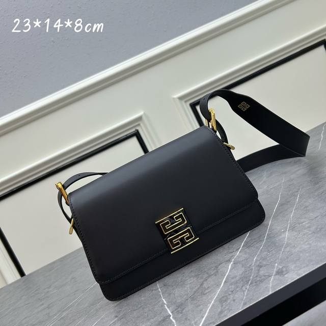 纪梵希 新款 亮面粒面牛皮革中号斜挎包 Ddd 4G Crossbody系列 Ddd 4G Logo金属和皮革磁力扣翻盖开合 Ddd 可调节皮革宽肩带 设有调节