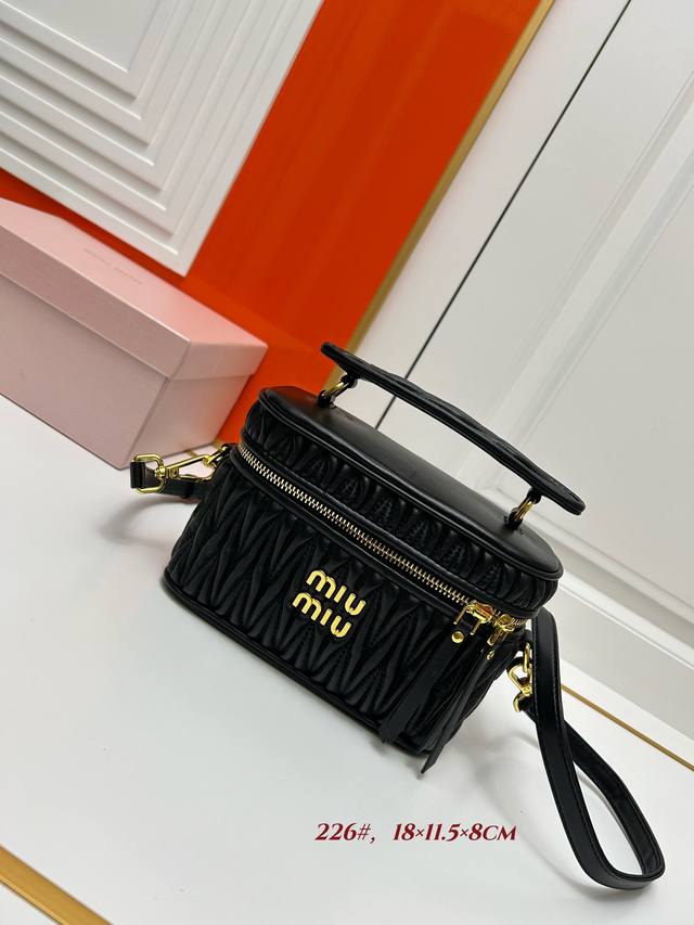 Miumiu缪缪 Ddd 新品化妆包手袋 采用进口小羊皮经典品牌标志性matelasse纹理绣花 复古磨砂五金 简约的线条 优雅而不失活力的廓行 包型整体硬挺有