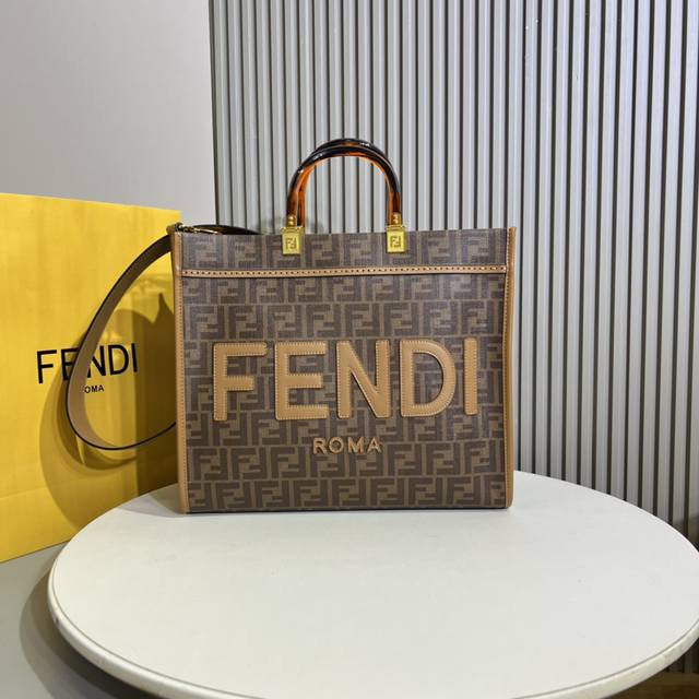 Sunshine布料中号手提袋 印有棕色ff提花图案和浅棕色皮革 Fendi Roma 字样 带硬质提手 设有宽敞的衬里内部隔层 浅棕色皮革边缘 可以使用双提手