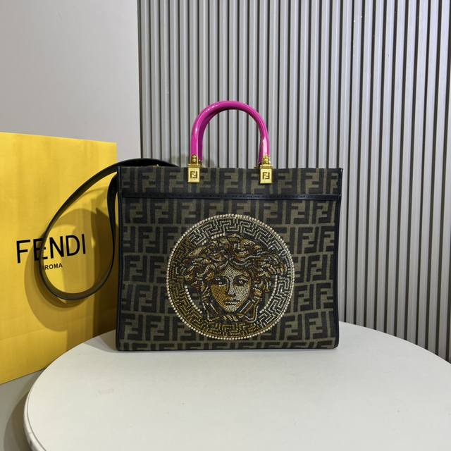 Sunshine布料中号手提袋 印有棕色ff提花图案和浅棕色皮革 Fendi Roma 字样 带硬质提手 设有宽敞的衬里内部隔层 浅棕色皮革边缘 可以使用双提手