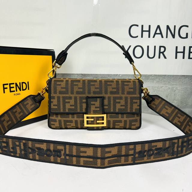 大号 中 小 Ddd F E N D 1 Ddd 最新 Baguette Ff Logo Ddd 老花刺绣系列 It S Not A Bag It S Bagu