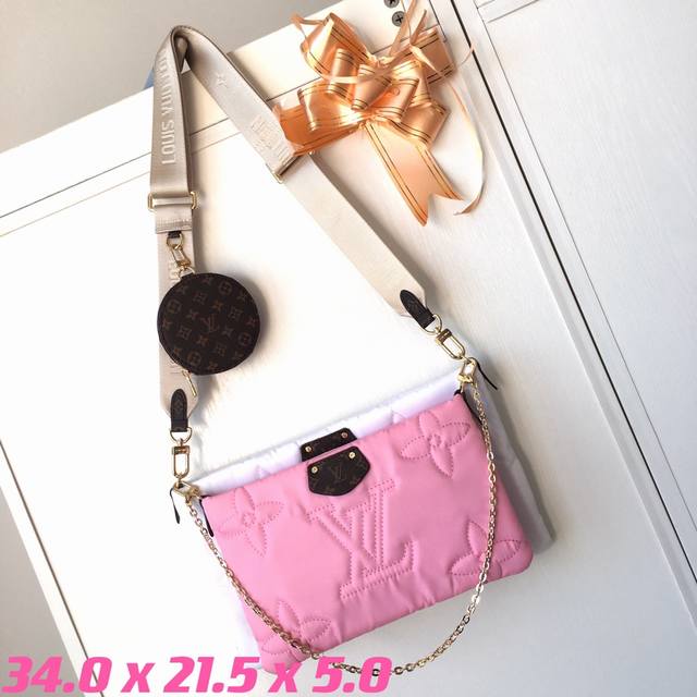 M5898 M58977 Maxi Multi Pochette Accessoires 手袋采用 Econyl 再生锦纶 以 Monogram 刺绣外层营造蓬