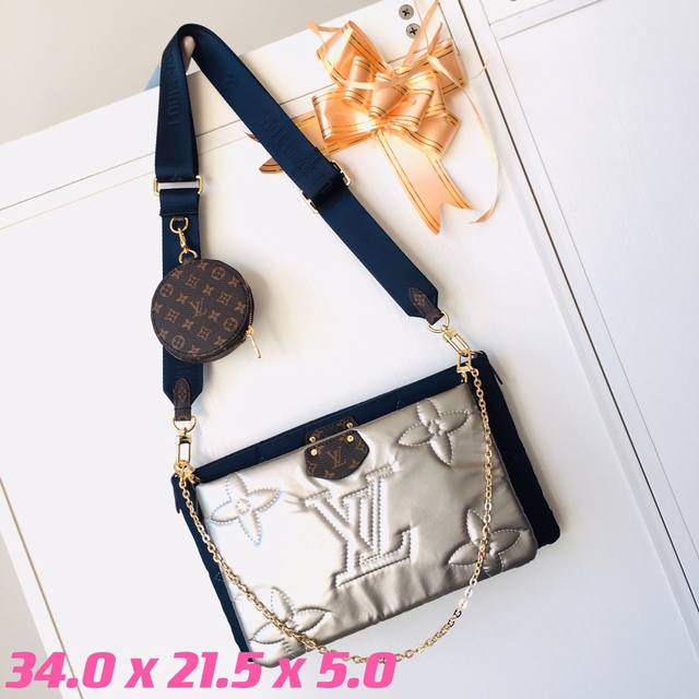 M5898 M58977 Maxi Multi Pochette Accessoires 手袋采用 Econyl 再生锦纶 以 Monogram 刺绣外层营造蓬