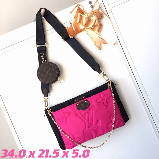 M5898 M58977 Maxi Multi Pochette Accessoires 手袋采用 Econyl 再生锦纶 以 Monogram 刺绣外层营造蓬