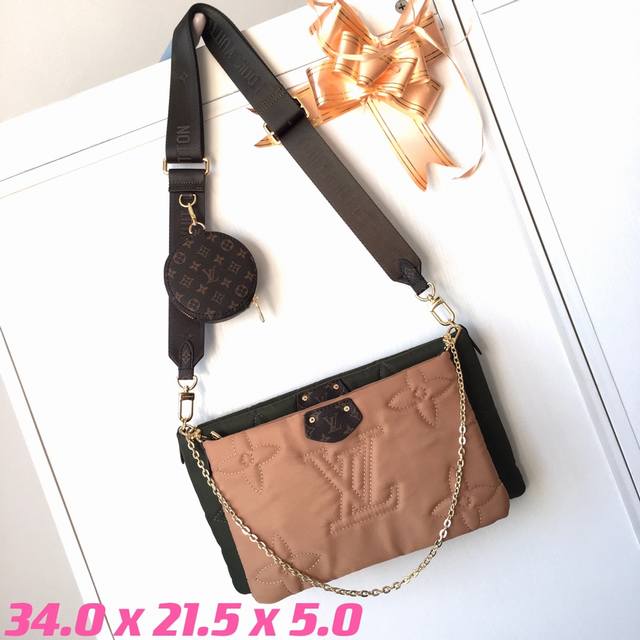 M5898 M58977 Maxi Multi Pochette Accessoires 手袋采用 Econyl 再生锦纶 以 Monogram 刺绣外层营造蓬