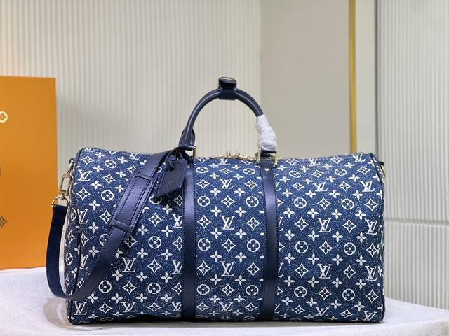 M41416 Keepall Bandouli re 50 旅行袋是路易威登的经典假日设计之一 此次先后采用压印和印花工艺 为皮革表面描绘褪色效果 Monogr