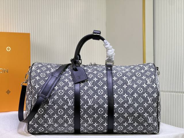 M41416 Keepall Bandouli re 50 旅行袋是路易威登的经典假日设计之一 此次先后采用压印和印花工艺 为皮革表面描绘褪色效果 Monogr