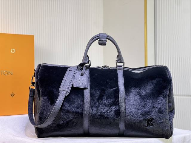 M23108 Puffy Shearling Keepall Bandouli re 50 旅行袋灵感来自泰迪熊的柔软触感 为功能单品注入盎然童趣 羊毛皮革包身