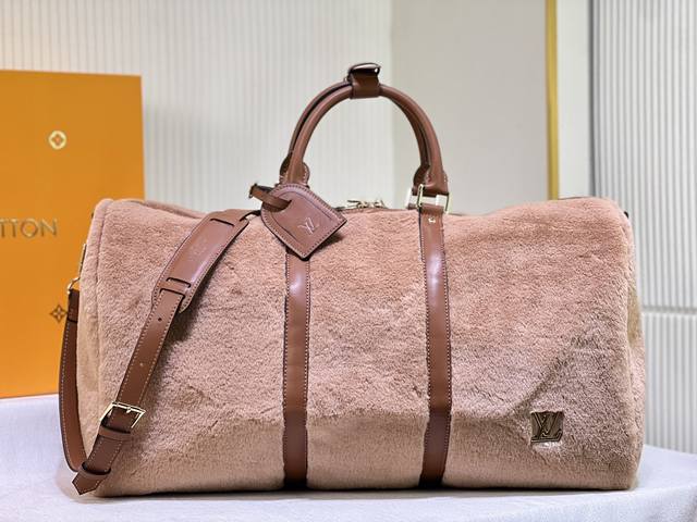 M23108 M41416 Puffy Shearling Keepall Bandouli re 50 旅行袋灵感来自泰迪熊的柔软触感 为功能单品注入盎然童趣