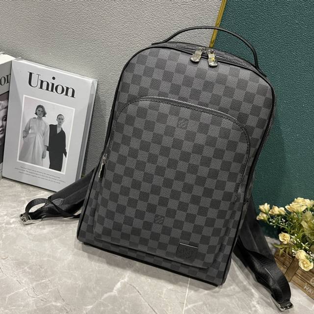 升级版 N40499黑格 N 01压格 M30977十字纹 Avenue 双肩包取材 Damier Graphite 涂层帆布 以简明线条传递儒雅风范 拉链前袋