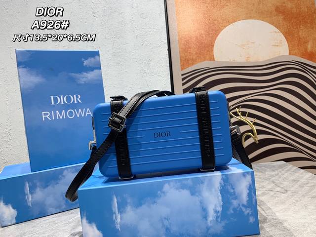 Dio & Rimowa 联名限定款小行李箱子包来啦 自从rimow 被巨头收购 感觉档次又提高了一个度 尤其是实物小盒子采用了rimowa标志性的磨砂质感的铝