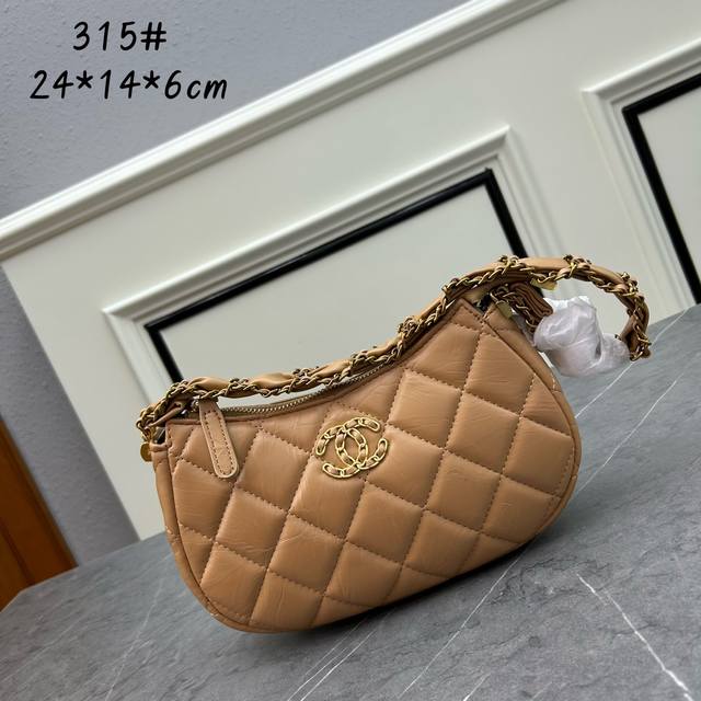 新款 Chanel 23K 本季度最值得买的hobo腋下包 Chanel 本季度最值得买的包款 注定是个爆款 Ddd 复古褶皱牛皮皮质 搭配上经典大气的皮穿链双