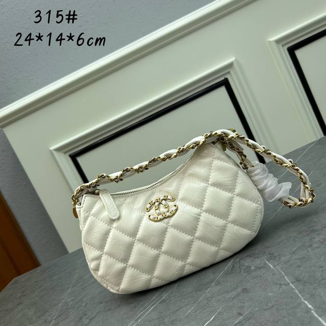 新款 Chanel 23K 本季度最值得买的hobo腋下包 Chanel 本季度最值得买的包款 注定是个爆款 Ddd 复古褶皱牛皮皮质 搭配上经典大气的皮穿链双