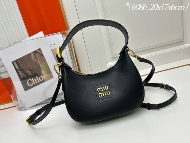 Miu 新品 Hobo腋下包 平纹牛皮 对版五金 Ddd 包身精致立体有型 日常出行怎么搭都好看 可拆卸可调节皮革长肩带 棉质缎面衬里 众多明星网红同款 608