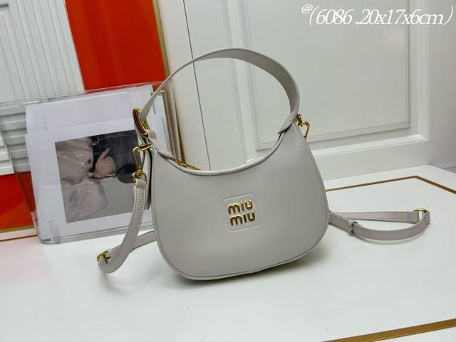 Miu 新品 Hobo腋下包 平纹牛皮 对版五金 Ddd 包身精致立体有型 日常出行怎么搭都好看 可拆卸可调节皮革长肩带 棉质缎面衬里 众多明星网红同款 608