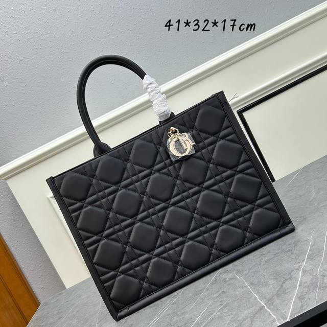 大号 Dior新款tote Ddd 这款 Dior 手袋是 Dior 全新推出的主打单品 于二零二三秋冬成衣系列发布秀精彩亮相 彰显现代优雅的实用设计 采用黑色