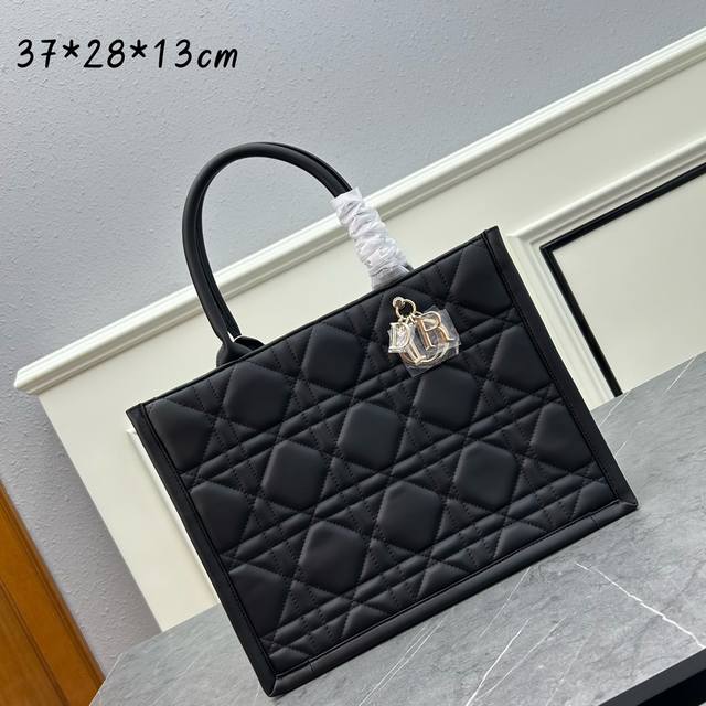 中号 Dior新款tote Ddd 这款 Dior 手袋是 Dior 全新推出的主打单品 于二零二三秋冬成衣系列发布秀精彩亮相 彰显现代优雅的实用设计 采用黑色