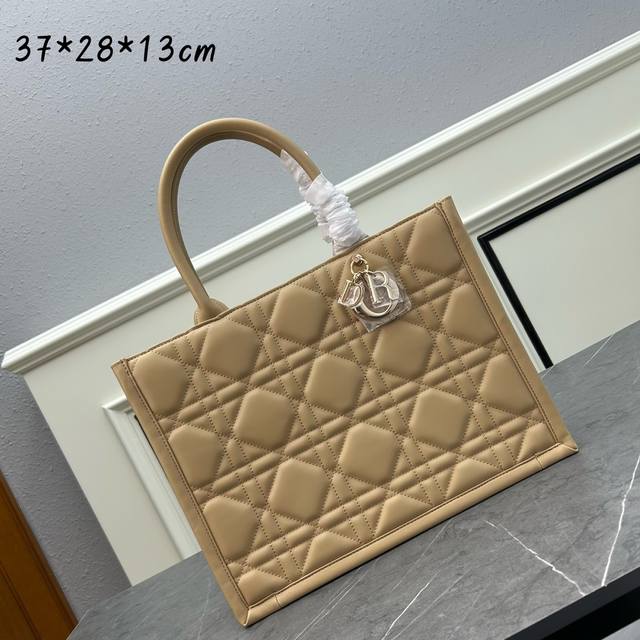 中号 Dior新款tote Ddd 这款 Dior 手袋是 Dior 全新推出的主打单品 于二零二三秋冬成衣系列发布秀精彩亮相 彰显现代优雅的实用设计 采用黑色