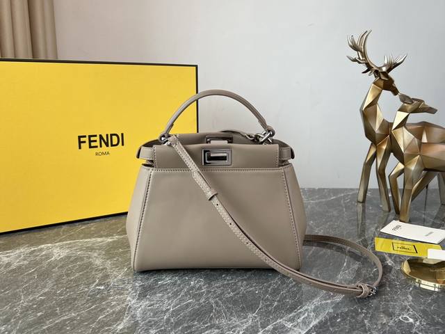 杏色 银扣 Ddd Fendi Peekaboo Ddd 西班牙小羊皮 手感细腻柔软 设计简洁大方 工艺精湛 每一个小细节都能让你体会到我们对品质的坚持 23C