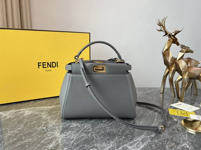 灰色 Ddd Fendi Peekaboo Ddd 西班牙小羊皮 手感细腻柔软 设计简洁大方 工艺精湛 每一个小细节都能让你体会到我们对品质的坚持 23Cm D