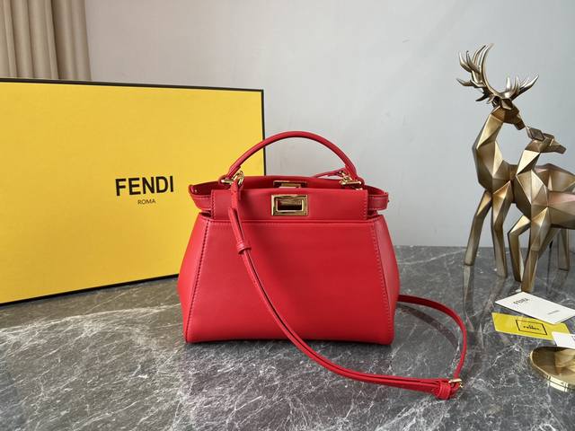 大红色 Ddd Fendi Peekaboo Ddd 西班牙小羊皮 手感细腻柔软 设计简洁大方 工艺精湛 每一个小细节都能让你体会到我们对品质的坚持 23Cm