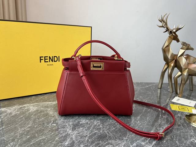 酒红色 Ddd Fendi Peekaboo Ddd 西班牙小羊皮 手感细腻柔软 设计简洁大方 工艺精湛 每一个小细节都能让你体会到我们对品质的坚持 23Cm