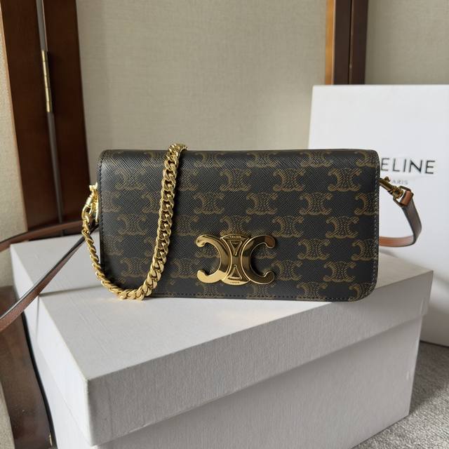 新品上线 Ddd Celine 新品上线 Triomphe Canvas 标志印花 Ddd 翻盖配以装饰性triomphe 锁扣 按扣开合 内设一个主隔层 一个