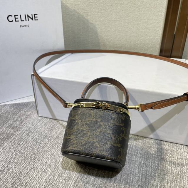 Celin22新款迷你标志牛皮革小盒子包 今年突然出圈的黑马 季节限定款 性价比超高 小巧可爱 超级百搭款 夏天搭裙子 冬天配大衣都很好看 放不下手机 但口红