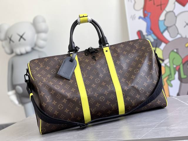 M45866 本款经典 Keepall Bandouli re 50 旅行袋由 Monogram Macassar 帆布制成 亮眼的荧光黄色调点缀侧边皮革带与顶