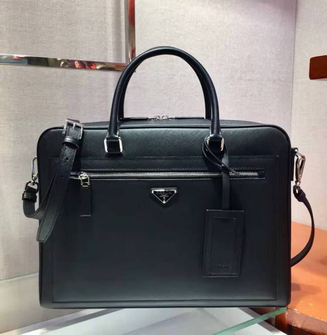 Prada 2Ve016 男士手提包 Ddd 原厂原皮进口saffiano十字纹牛皮 Ddd 经典三角徽标标识 双向拉链超大容量 Ddd 整体包身十分有质感 D