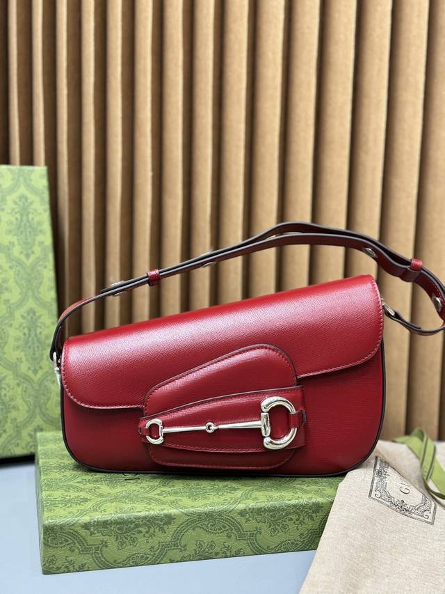 原厂皮 大货出品 Gucci Horsebit 1955系列小号肩背包 值此经典马衔扣造型配件诞生70周年之际 Demetra匠心打造 巧妙融蕴别致造型与创新材