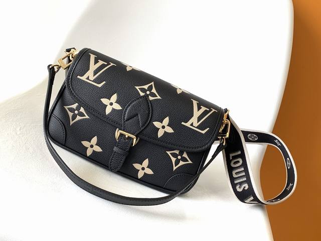 M46583灰色 M46584黑色 顶级原单本款 Diane 手袋取材路易威登经典 Monogram Empreinte 压纹皮革 将品牌标识织入可拆卸宽幅提花