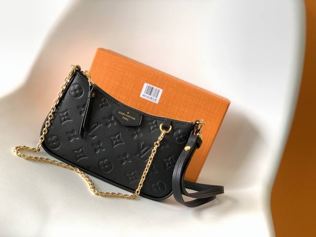 海外原单m81066奶白色 M80349黑色独家实拍 2022 春季系列 Easy Pouch On Strap 手袋取材 Monogram Empreinte