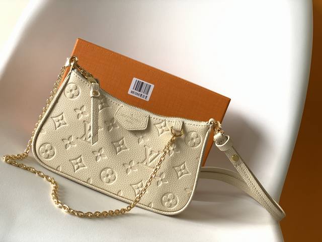 海外原单m81066奶白色 M80349黑色独家实拍 2022 春季系列 Easy Pouch On Strap 手袋取材 Monogram Empreinte