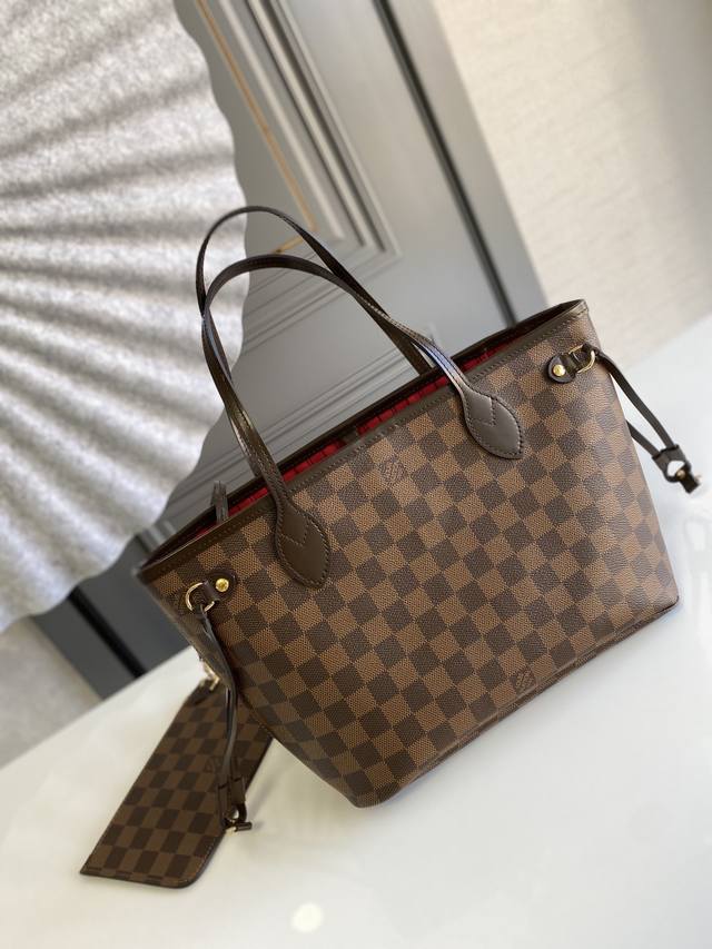 顶级原单n41359 Neverfull 小号手袋 Neverfull 小号手提包造型挺括 设计经典 是一款气质典雅的都市手袋 而其宽敞的包内容量亦使这款经典手