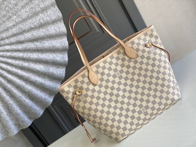 顶级原单n41361 Neverfull 中号手袋 极具传奇色彩的 Neverfull 手袋 总是能够满足您对手提包的各种需要 容量大却不显笨重 挺括而手感柔软