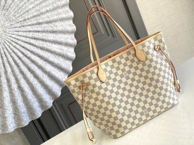 顶级原单n41605 Neverfull 中号手袋 极具传奇色彩的 Neverfull 手袋 总是能够满足您对手提包的各种需要 容量大却不显笨重 挺括而手感柔软