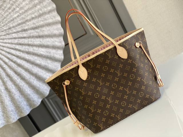 顶级原单m50366 Neverfull 中号手袋 Neverfull 经典手袋 探索袋内精致细节 重新设计的内袋采用了清新的织物内衬 尤其值得称道的莫过于可脱