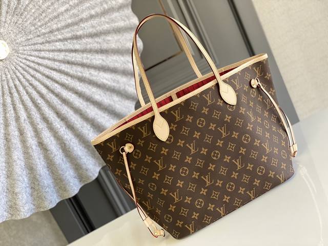 顶级原单m41177 Neverfull 中号手袋 Neverfull 经典手袋 探索袋内精致细节 重新设计的内袋采用了清新的织物内衬 尤其值得称道的莫过于可脱