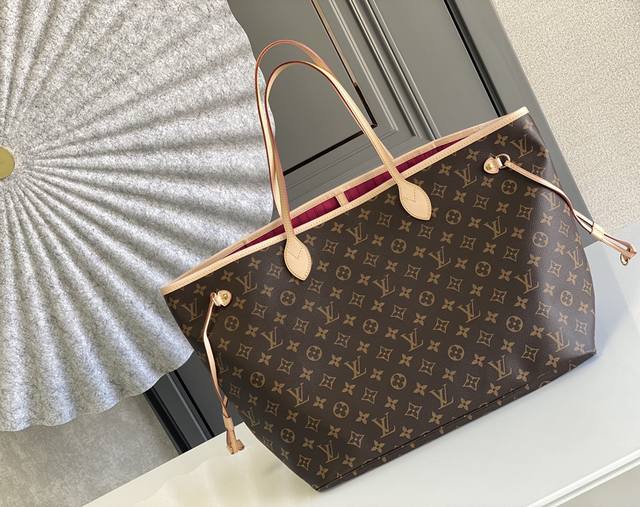 顶级原单m41180 Neverfull 大号手袋neverfull 全新演绎经典手袋 探索袋内精致细节 重新设计的内袋采用了清新的织物内衬和灵感源自路易威登档