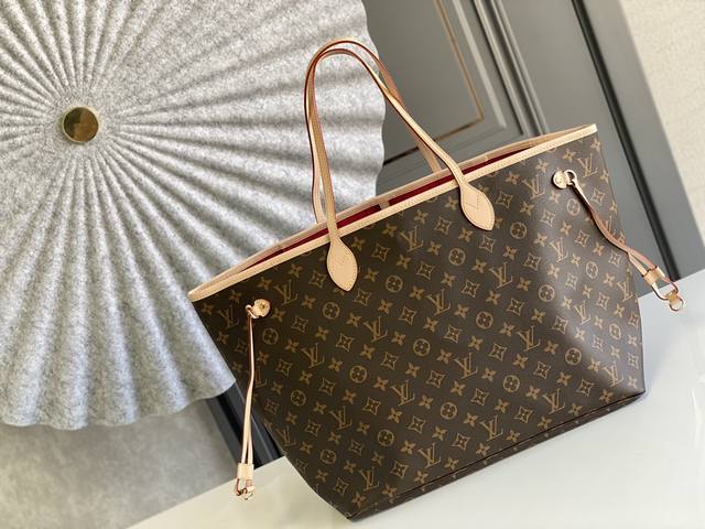 顶级原单m40991 Neverfull 大号手袋neverfull 全新演绎经典手袋 探索袋内精致细节 重新设计的内袋采用了清新的织物内衬和灵感源自路易威登档