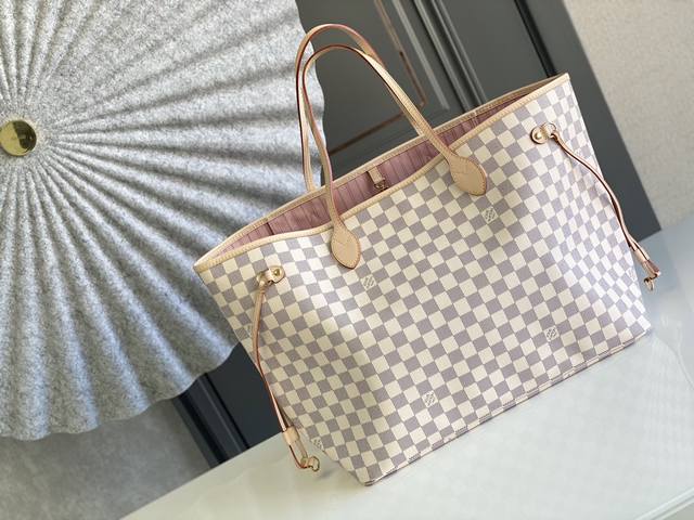 顶级原单n41604 Neverfull 大号手袋 极具传奇色彩的 Neverfull 手袋 总是能够满足您对手提包的各种需要 容量大却不显笨重 挺括而手感柔软