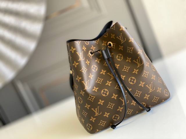 顶级原单m 20 N ono 手袋gaston-Louis Vuitton 于 1932 年专为承运香槟酒设计的酒袋邂逅当代潮流 化身蕴含传承之美的 N ono