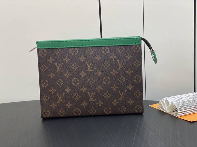 原单精品 M61692老花绿色 M8 4 手包手拿包系列 Pochette Voyage中号手袋 由全新标志性黑灰 Monogram 帆布裁制而成 此款风格硬朗